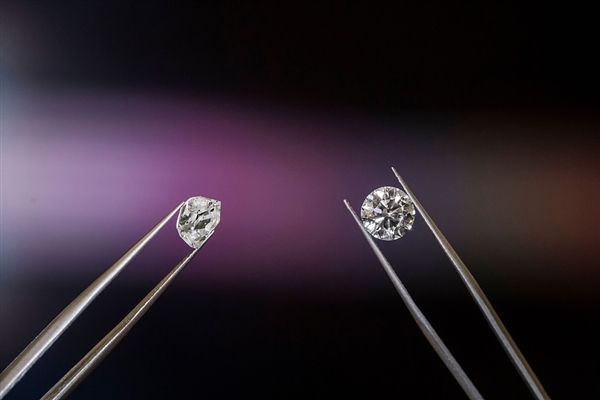最大10克拉 中国科学家30年攻关掌握人造钻石技术：比真钻石还纯