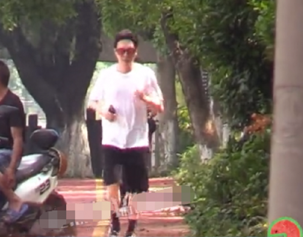 43岁冯绍峰街头跑步无人识，不戴口罩似遛弯大爷，爱抽烟状态憔悴