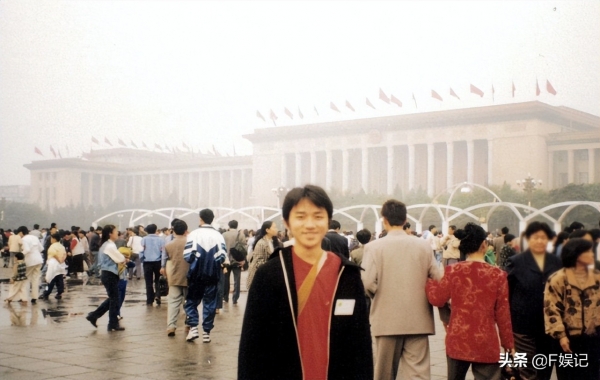 王祖蓝庆祝香港回归祖国25周年 掐点晒时隔25年前后与天安门合影