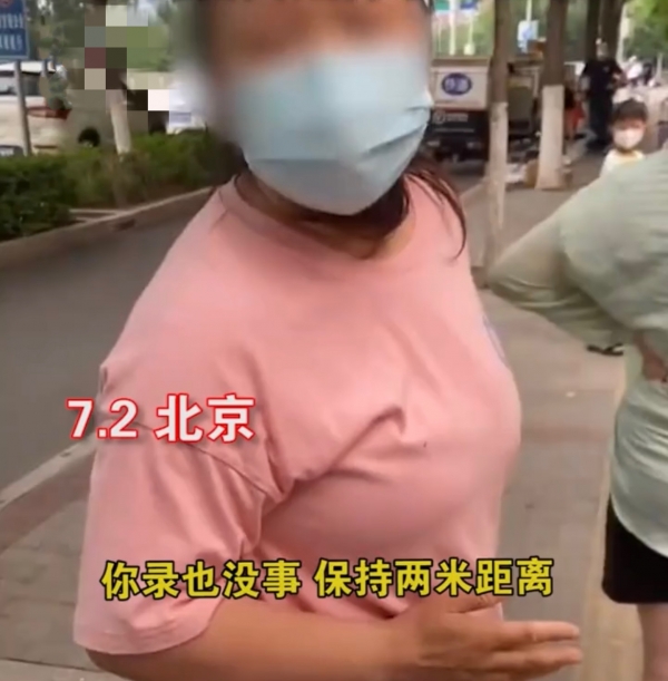 北京女子因做核酸排队离太近遭掌掴，掌掴者：你不是想让我打你吗