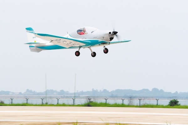 湖北首款全碳纤维复合材料轻型飞机首飞成功 整机结构件国产化率达到100