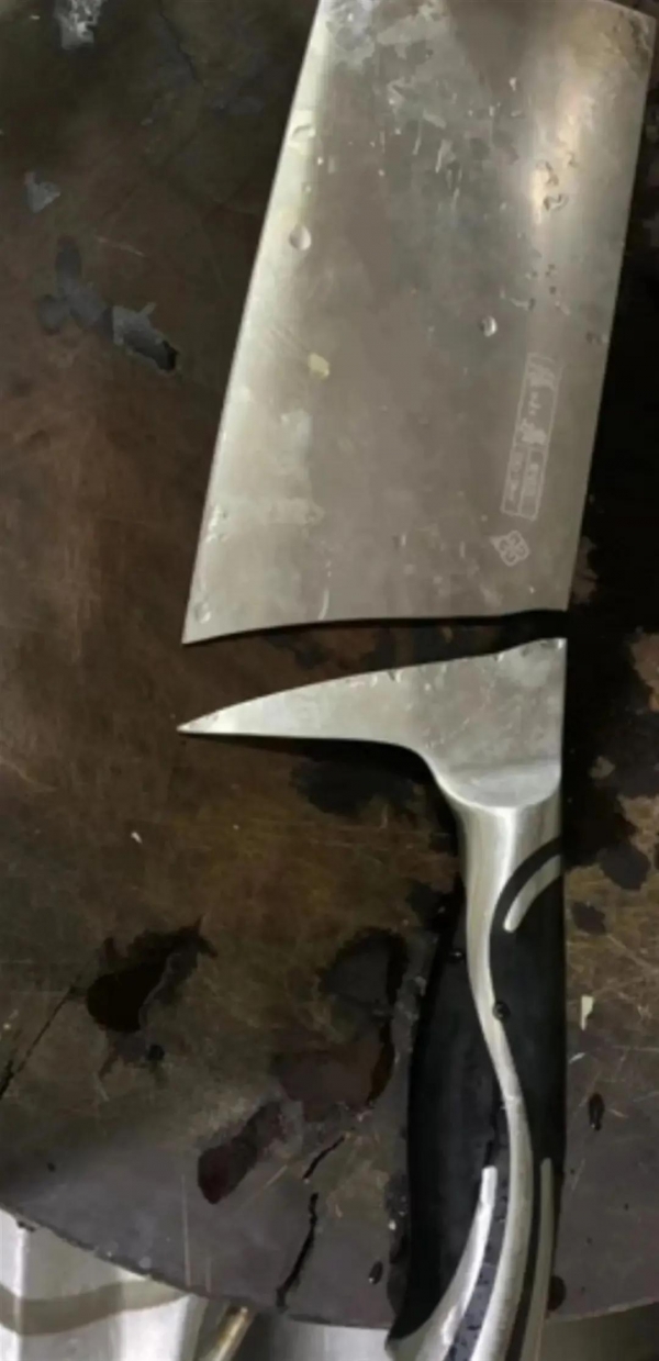 拍蒜后菜刀断了?张小泉回应!专业人士:菜刀硬度越高越不能横拍