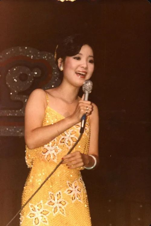 邓丽君迅速斩获了许多粉丝,演出邀约也遍布新加坡,越南,泰国,马来西亚