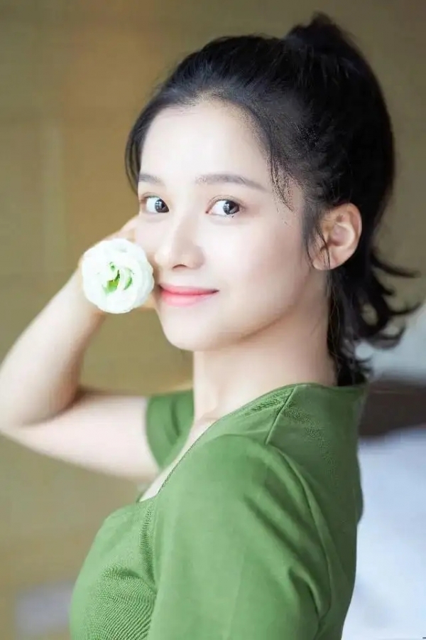 张婧仪否认坐王思聪副驾与其同游不是我