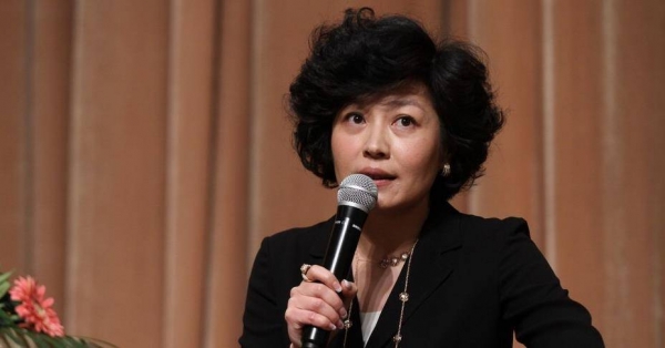 53岁哈文好时髦,短发烫卷挑染酒红色,朴素穿搭难掩高雅气质