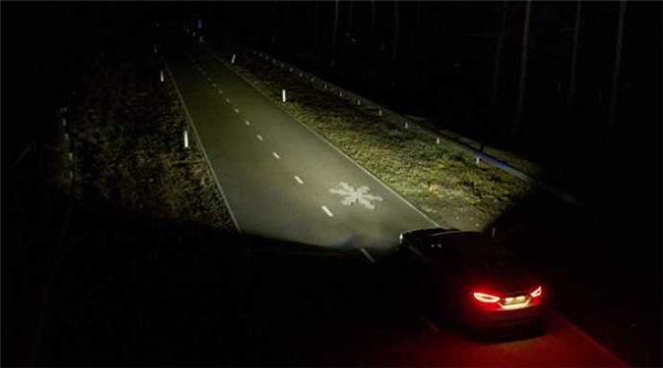 福特发布投射大灯新技术：车灯可显示天气预报、车速信息