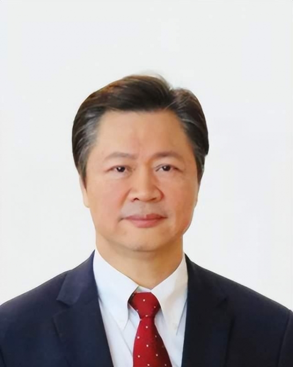 主持人周玉琴官宣二婚,嫁给64岁大学副教授,两人已交换戒指 - 赖岳谦