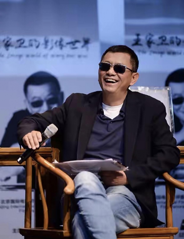 王菲与王家卫时隔18年再合作!穿紧身裙身材丰腴,片场满脸痛苦