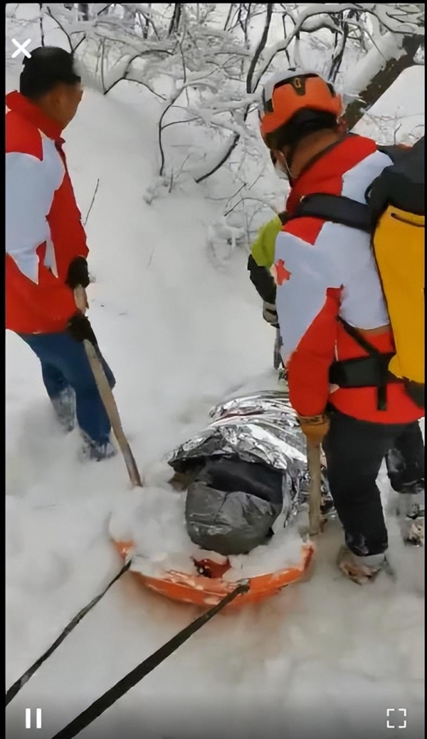 女子雪山救人意外骨折 被救者以其 疏忽大意 为由拒赔医疗费 女子雪山救人意外骨折 被救者以其 疏忽大意 为由拒赔医疗费