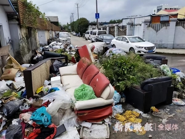 上海一園區前垃圾違法傾倒堆成小山惡臭瀰漫廢品站扎堆隱患重重