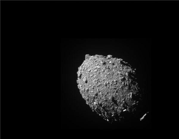 NASA航天器撞击小行星新照片曝光：被撞行星亮度提升两倍