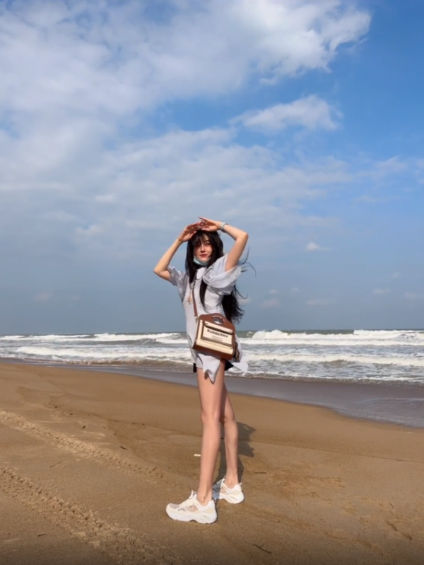 陈小纭晒海边美照,玩"下衣失踪"秀大长腿,身材纤瘦太性感