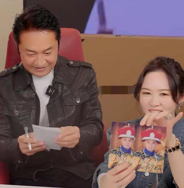 60岁马景涛近况曝光走路跛脚模样发福与女网红十指紧扣引争议