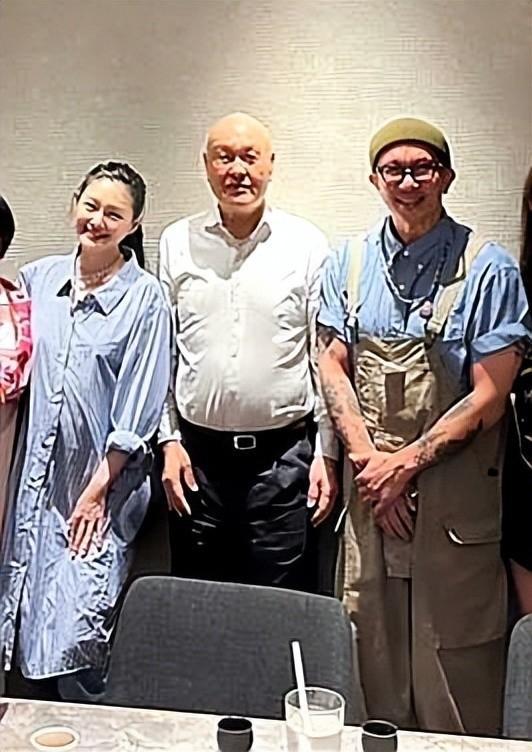 大s具俊晔拍全家福,大s故意遮挡小腹,先前被拍肚子凸起疑怀孕