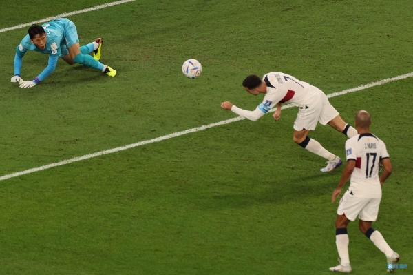 c罗送乌龙助攻大礼近距离头球顶偏