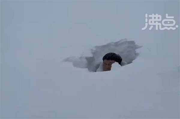 新疆罕见暴雪：1米8小伙跳进雪中没过头顶 下了20多小时