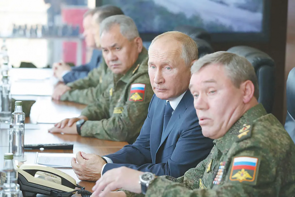 格拉西莫夫是普京军事团队的核心成员。图为2020年9月，格拉西莫夫（右一）陪同普京和绍伊古观摩“高加索-2020”军事演习。