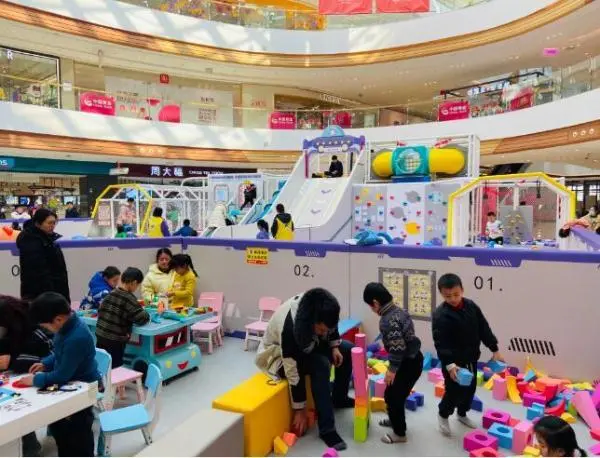 春节期间，许多父母带着孩子购物、游玩。新华社图