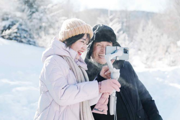 零下20℃用公款拍写真?女局长回应：衣服是借的没有经济成本