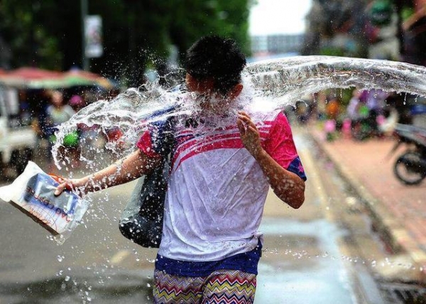 生气又崩溃当事女生回应泼水节遭男子撕扯雨衣2