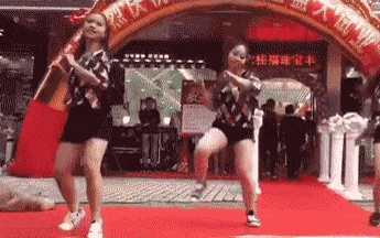 妹子|搞笑GIF趣图：要不要提醒下妹子，皮带忘记扣上了