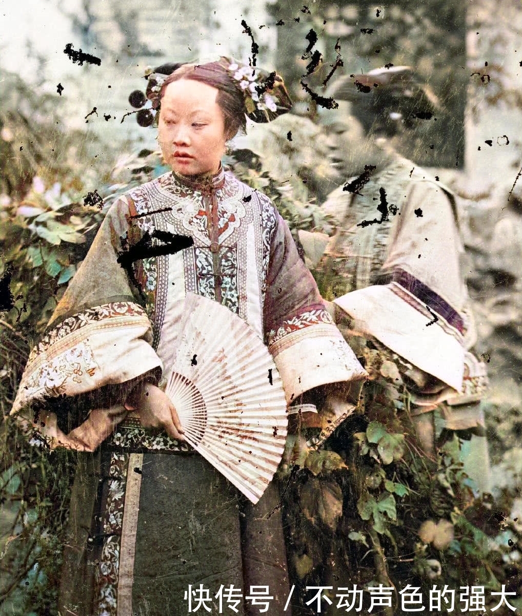 晚清碎影1869年的头饰华美的满族女子彩色老照片3