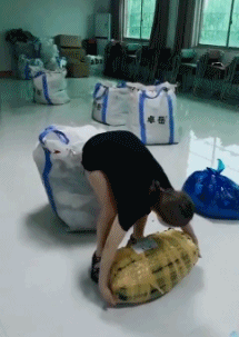 妹子|爆笑GIF: 这障眼法演得不错, 妹子搞笑的劲头很足!