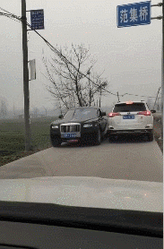 段子|搞笑GIF:在路口等着上WC的女友,过来个漂亮MM