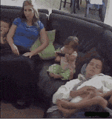 姑娘|搞笑GIF：隔壁的姑娘真厉害，这么年轻就能开豪车了