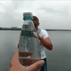 汉子|搞笑GIF趣图:女汉子的喝酒姿势永远是这么霸气,震撼全场啊!