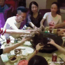 妹子|搞笑GIF：原来妹子穿高跟鞋还有这个用