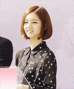 妹子|搞笑GIF动图：大爷，你悠着点，拍照就拍照别把妹子吓倒了！