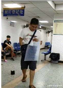 扫兴|搞笑GIF：看来钱包是真的能治病呀！