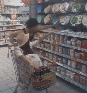 兄弟|搞笑GIF:大鹅:你一来我的兄弟姐妹就又少了一个,兄弟们盘他