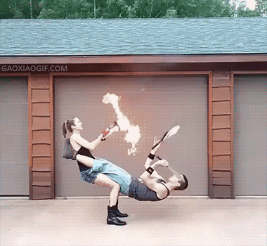 小娘|小娘们一言不合就趴墙头,隔壁大叔乐坏了,细心的王大妈找到亮点