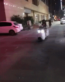 着急|搞笑GIF：没事，你别着急，这饮料都拿来了！