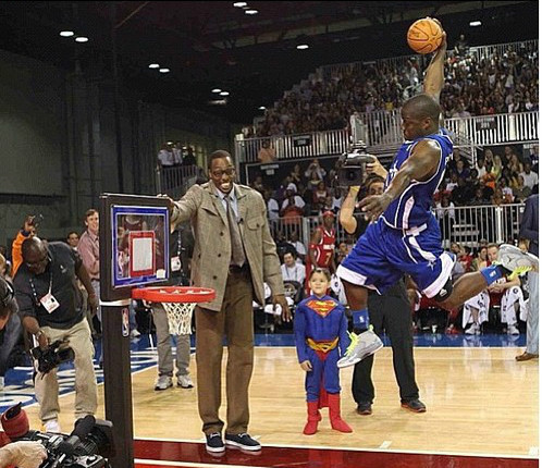 车主|不知道这俩货做了什么,车主如此残忍的把它们游街示众!