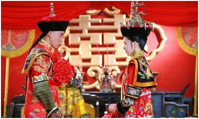 按清朝惯例,皇帝到十四五岁时就该当政,大婚,而慈禧皇太后却是揽权在