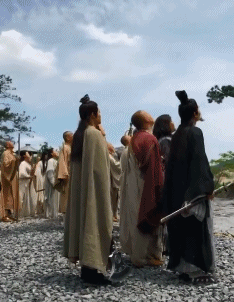 柯基|搞笑GIF趣图：大哥，踢球就踢球，为什么把鞋也踢飞了？