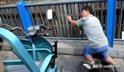 民警|笑喷！俩老太为1元钱，上演倒地闹剧：谁先起来谁吃亏！