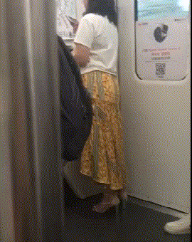 对劲|搞笑gif: 姑娘出门就没有感觉到有什么不对劲的地方吗!