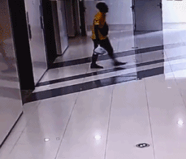 女神|爆笑GIF图：女神出了门之后完全像变了个人似的！