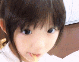 下次|搞笑GIF:别哭了!你看,弟弟都让你亲了!