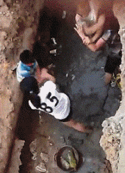 妹子|搞笑GIF：哥们，你这样看，两位妹子都不好意思了！