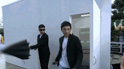 老婆|搞笑GIF：这样的老婆，还在这里修车，真是浪费