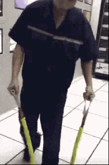 妹子|搞笑GIF：这位妹子，下次应该不会再有人陪你练习了