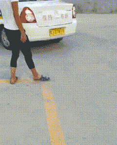 不堪设想|搞笑GIF：还好教练你把脚拿开，不然后果真是不堪设想