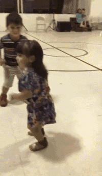 不配|爆笑GIF图：仿佛看到了二十年后的他们：你看她那样子，还和我的男神跳舞，真不配。