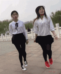 妹子|搞笑GIF趣图：这么多美女，敢问这是哪个单位下班了？