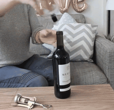 禅师|搞笑段子:去见异地女友,竟然在她房间抽屉发现了皮鞭……